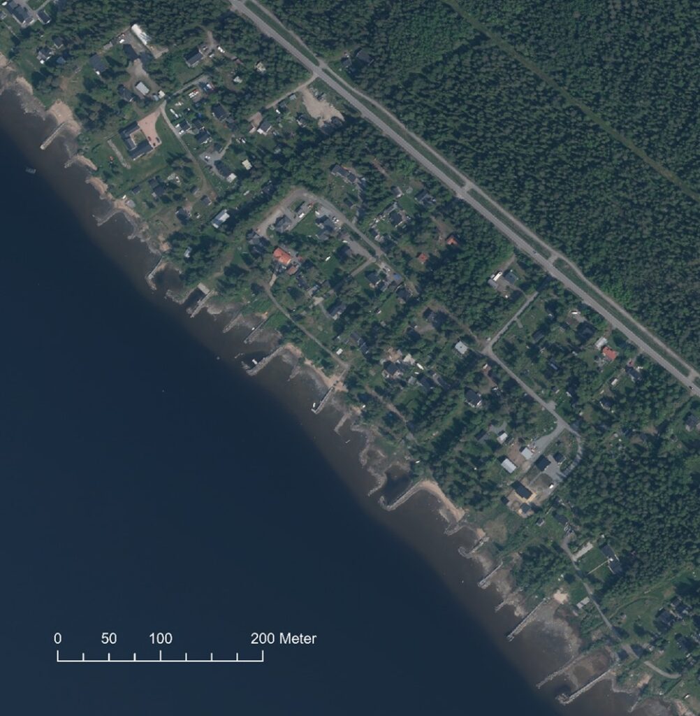 Flygbild över exploaterad strand längs fastlandskusten.