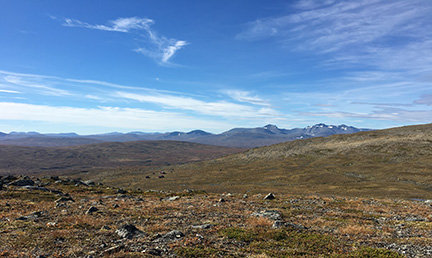 Fjällandskap. Blå himmel och berg.