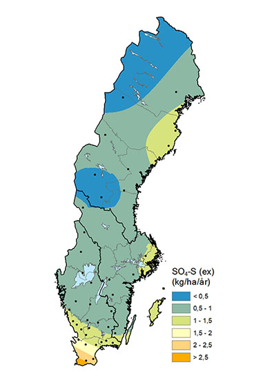 Kartan visar svavelnedfallet till skog under det hydrologiska året 2020/21 uppmätt som krondropp. Svavelnedfallet är högst i södra Sverige på grund av närheten till stora utsläppskällor i centrala och södra Europa.